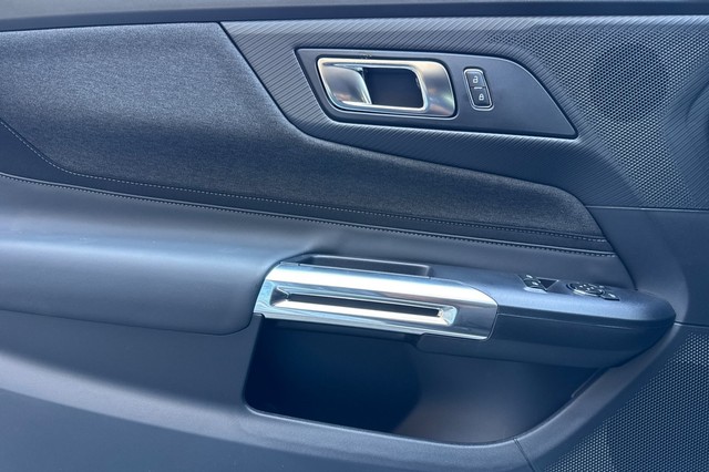 Ford Mustang Vehicle Full-screen Gallery Image 10