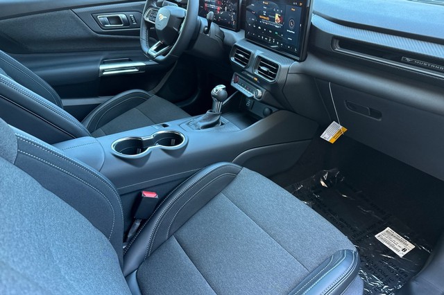 Ford Mustang Vehicle Full-screen Gallery Image 16