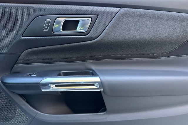 Ford Mustang Vehicle Full-screen Gallery Image 18