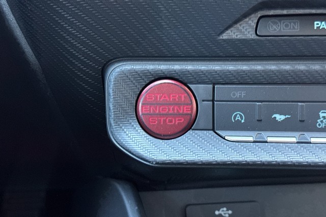 Ford Mustang Vehicle Full-screen Gallery Image 23