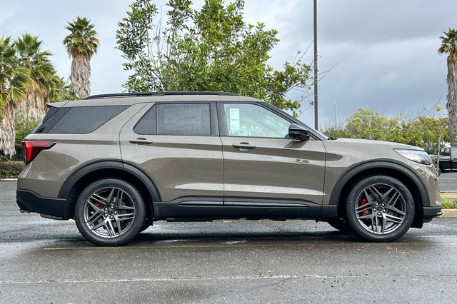 Ford Explorer Vehicle Full-screen Gallery Image 02