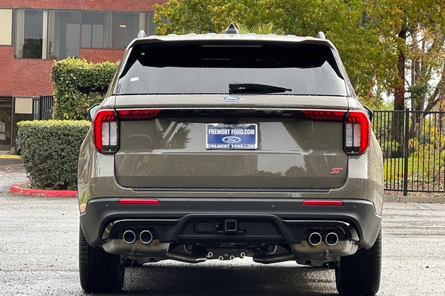 Ford Explorer Vehicle Full-screen Gallery Image 04