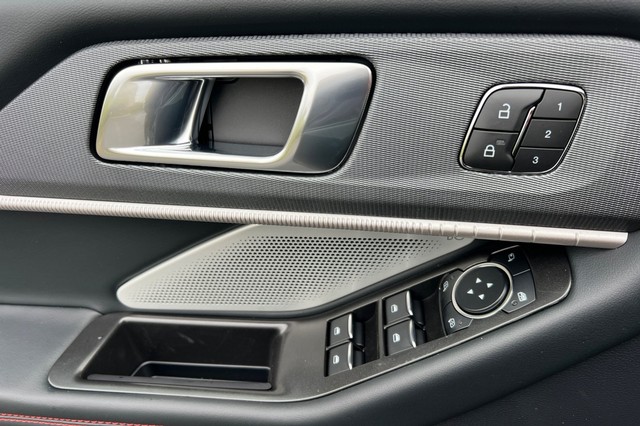 Ford Explorer Vehicle Full-screen Gallery Image 10