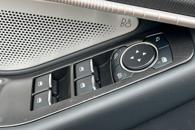 Ford Explorer Vehicle Full-screen Gallery Image 11