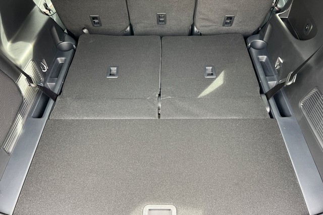 Ford Explorer Vehicle Full-screen Gallery Image 16