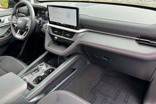 Ford Explorer Vehicle Full-screen Gallery Image 17