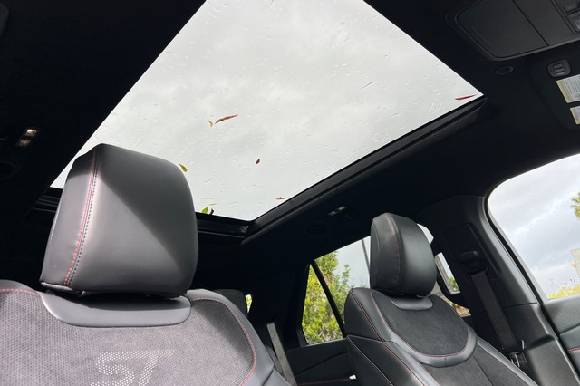 Ford Explorer Vehicle Full-screen Gallery Image 18