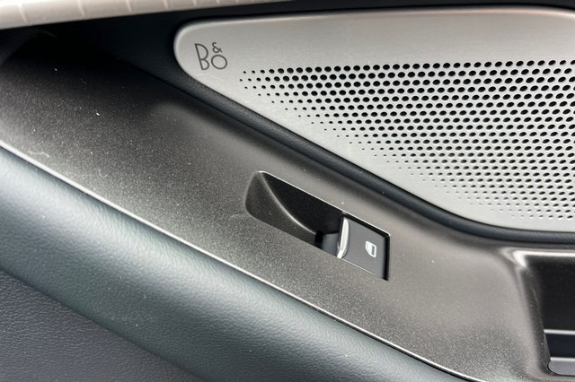 Ford Explorer Vehicle Full-screen Gallery Image 19