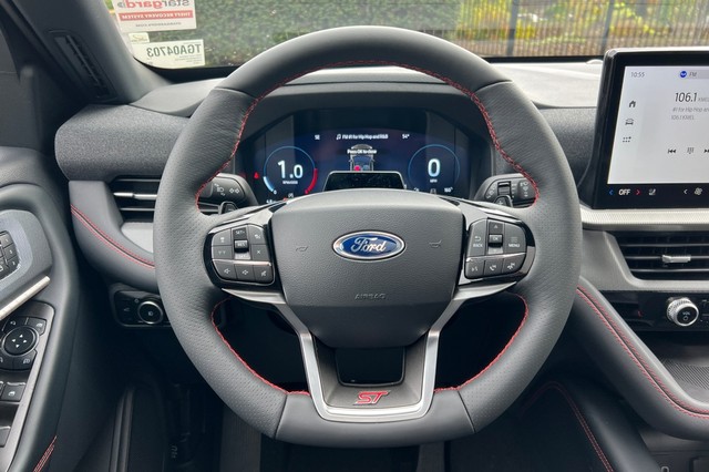 Ford Explorer Vehicle Full-screen Gallery Image 27