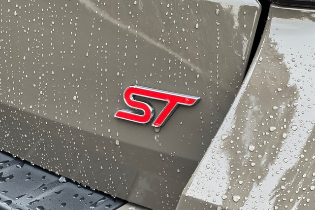 Ford Explorer Vehicle Full-screen Gallery Image 33