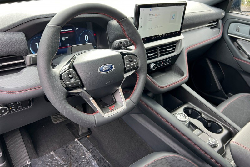 Ford Explorer Vehicle Full-screen Gallery Image 09