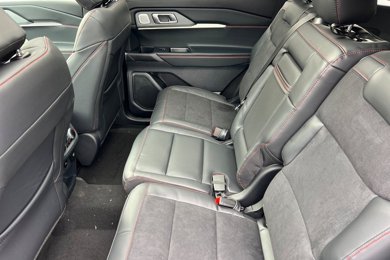 Ford Explorer Vehicle Full-screen Gallery Image 12