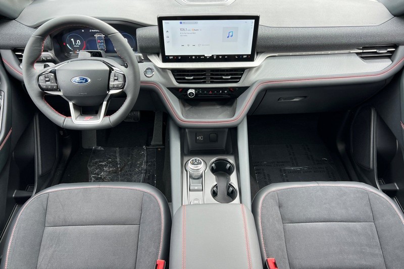 Ford Explorer Vehicle Full-screen Gallery Image 13