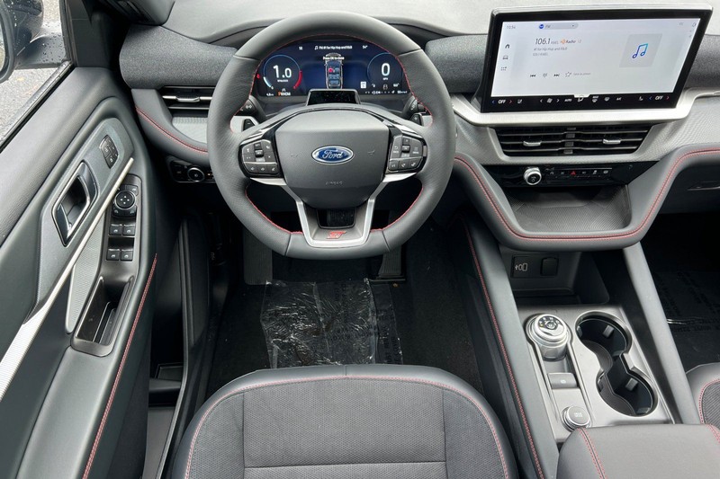 Ford Explorer Vehicle Full-screen Gallery Image 14