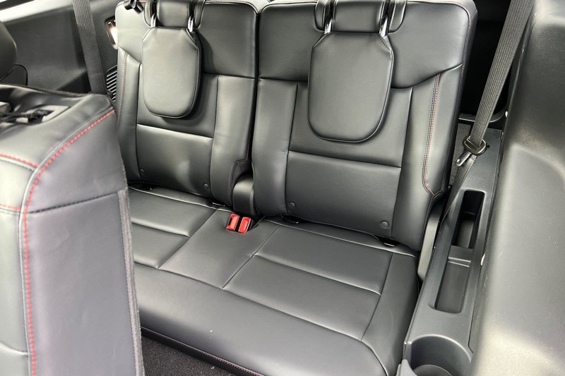 Ford Explorer Vehicle Full-screen Gallery Image 15