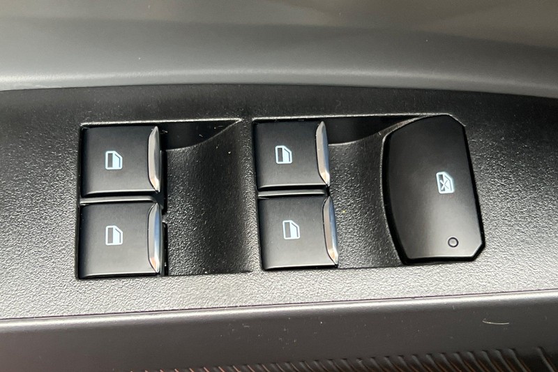 Ford Maverick Vehicle Full-screen Gallery Image 11