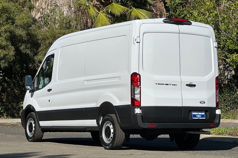 Ford Transit-250 Vehicle Full-screen Gallery Image 05