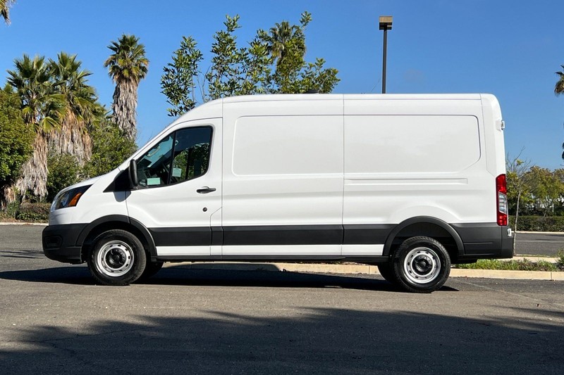 Ford Transit-250 Vehicle Full-screen Gallery Image 06