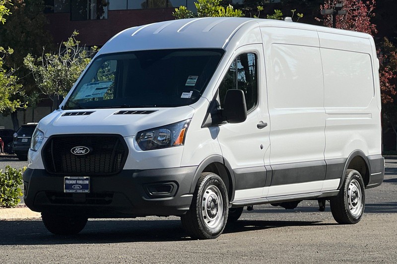Ford Transit-250 Vehicle Full-screen Gallery Image 07
