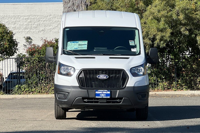 Ford Transit-250 Vehicle Full-screen Gallery Image 08