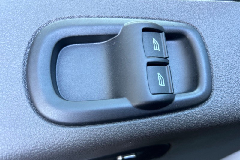 Ford Transit-250 Vehicle Full-screen Gallery Image 10