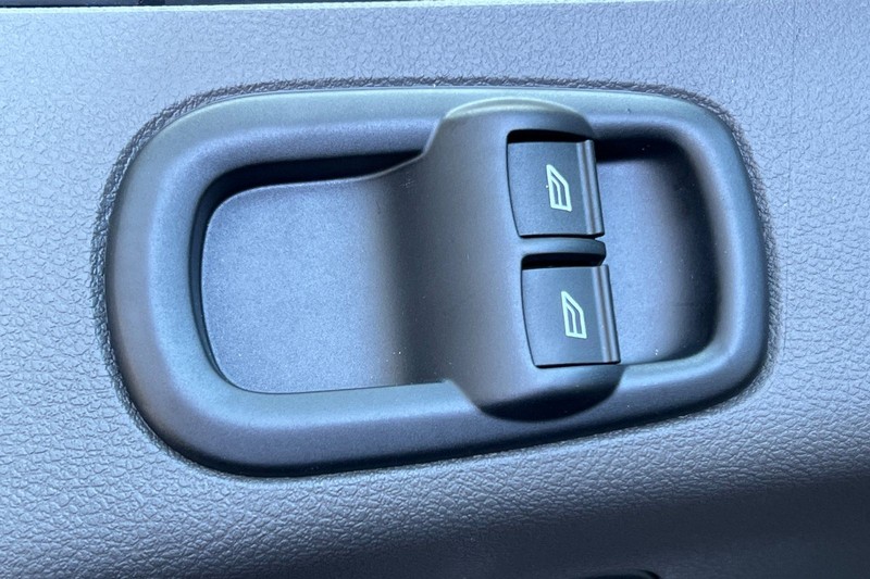 Ford Transit-250 Vehicle Full-screen Gallery Image 11