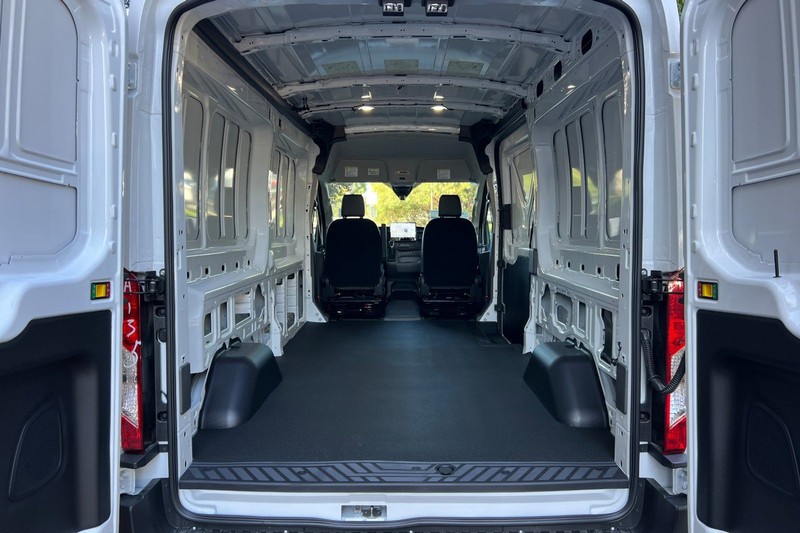 Ford Transit-250 Vehicle Full-screen Gallery Image 14