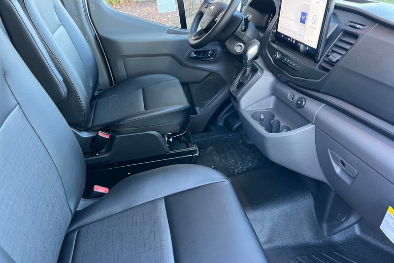 Ford Transit-250 Vehicle Full-screen Gallery Image 15