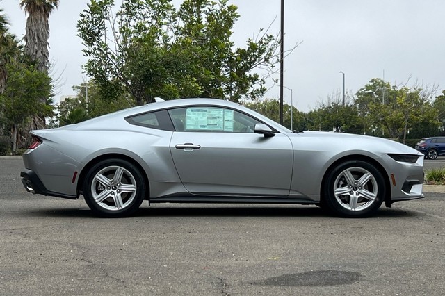 Ford Mustang Vehicle Full-screen Gallery Image 02