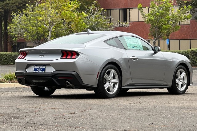 Ford Mustang Vehicle Full-screen Gallery Image 03