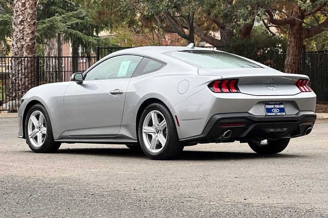 Ford Mustang Vehicle Full-screen Gallery Image 05