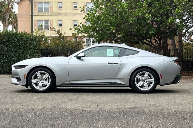Ford Mustang Vehicle Full-screen Gallery Image 06
