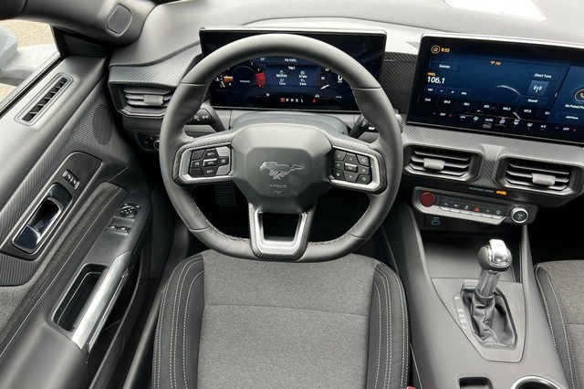 Ford Mustang Vehicle Full-screen Gallery Image 14