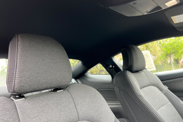 Ford Mustang Vehicle Full-screen Gallery Image 16