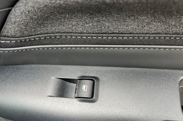 Ford Mustang Vehicle Full-screen Gallery Image 17