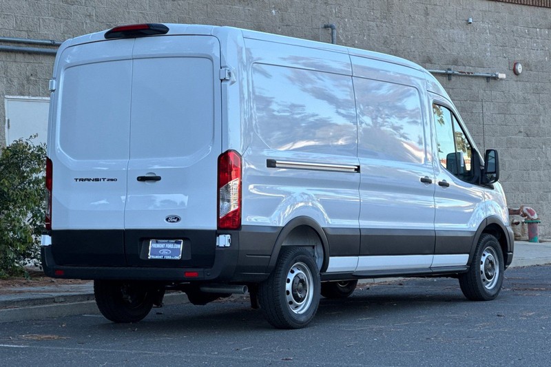 Ford Transit-250 Vehicle Full-screen Gallery Image 03