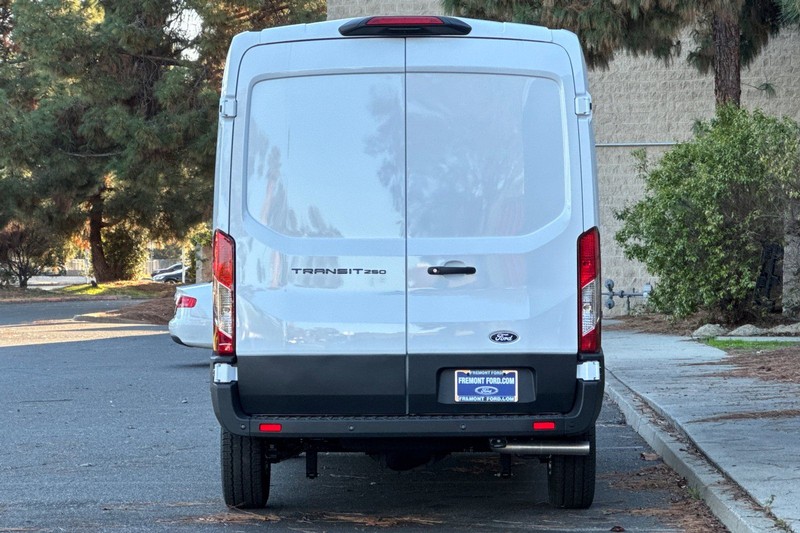 Ford Transit-250 Vehicle Full-screen Gallery Image 04