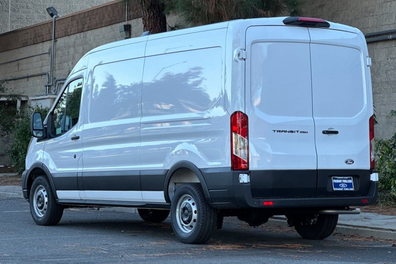 Ford Transit-250 Vehicle Full-screen Gallery Image 05
