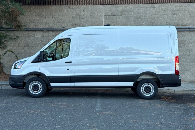 Ford Transit-250 Vehicle Full-screen Gallery Image 06