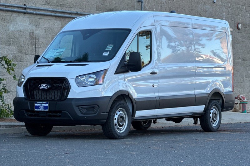 Ford Transit-250 Vehicle Full-screen Gallery Image 07