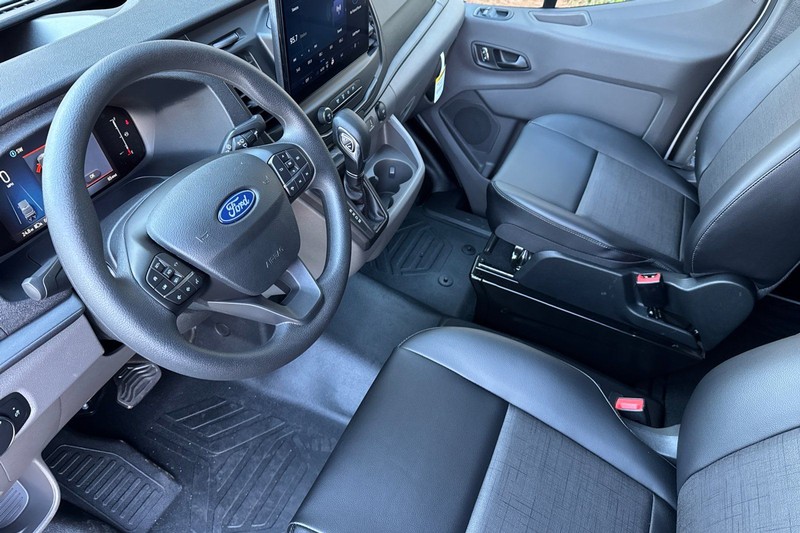 Ford Transit-250 Vehicle Full-screen Gallery Image 09