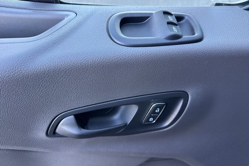 Ford Transit-250 Vehicle Full-screen Gallery Image 10