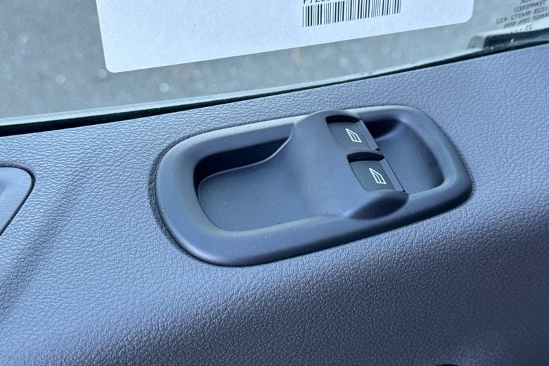 Ford Transit-250 Vehicle Full-screen Gallery Image 11