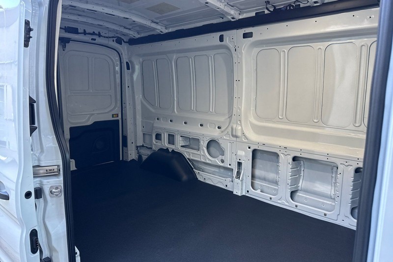Ford Transit-250 Vehicle Full-screen Gallery Image 14