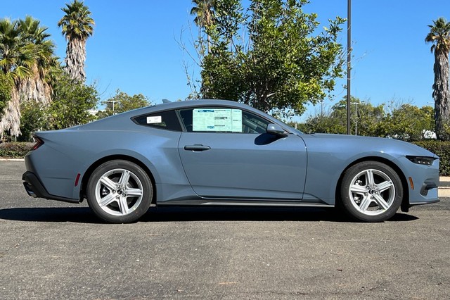 Ford Mustang Vehicle Full-screen Gallery Image 02