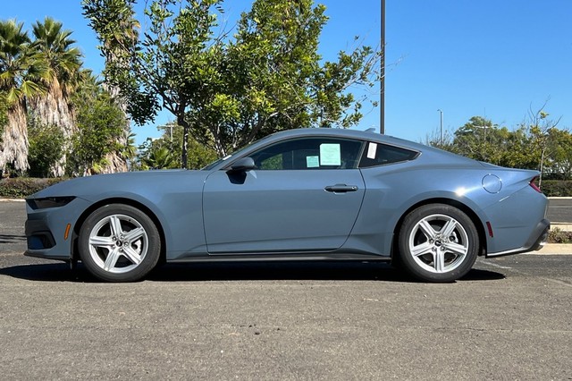 Ford Mustang Vehicle Full-screen Gallery Image 06