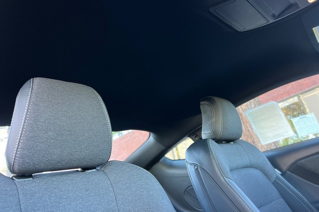 Ford Mustang Vehicle Full-screen Gallery Image 16