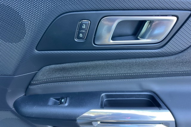 Ford Mustang Vehicle Full-screen Gallery Image 17