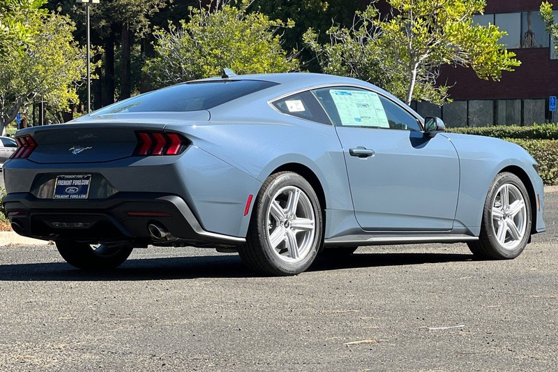 Ford Mustang Vehicle Full-screen Gallery Image 03