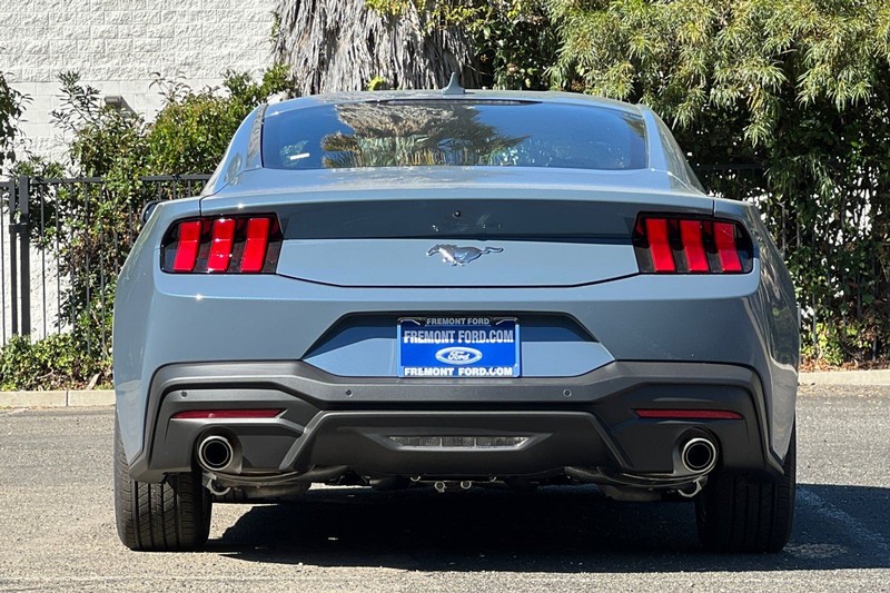 Ford Mustang Vehicle Full-screen Gallery Image 04